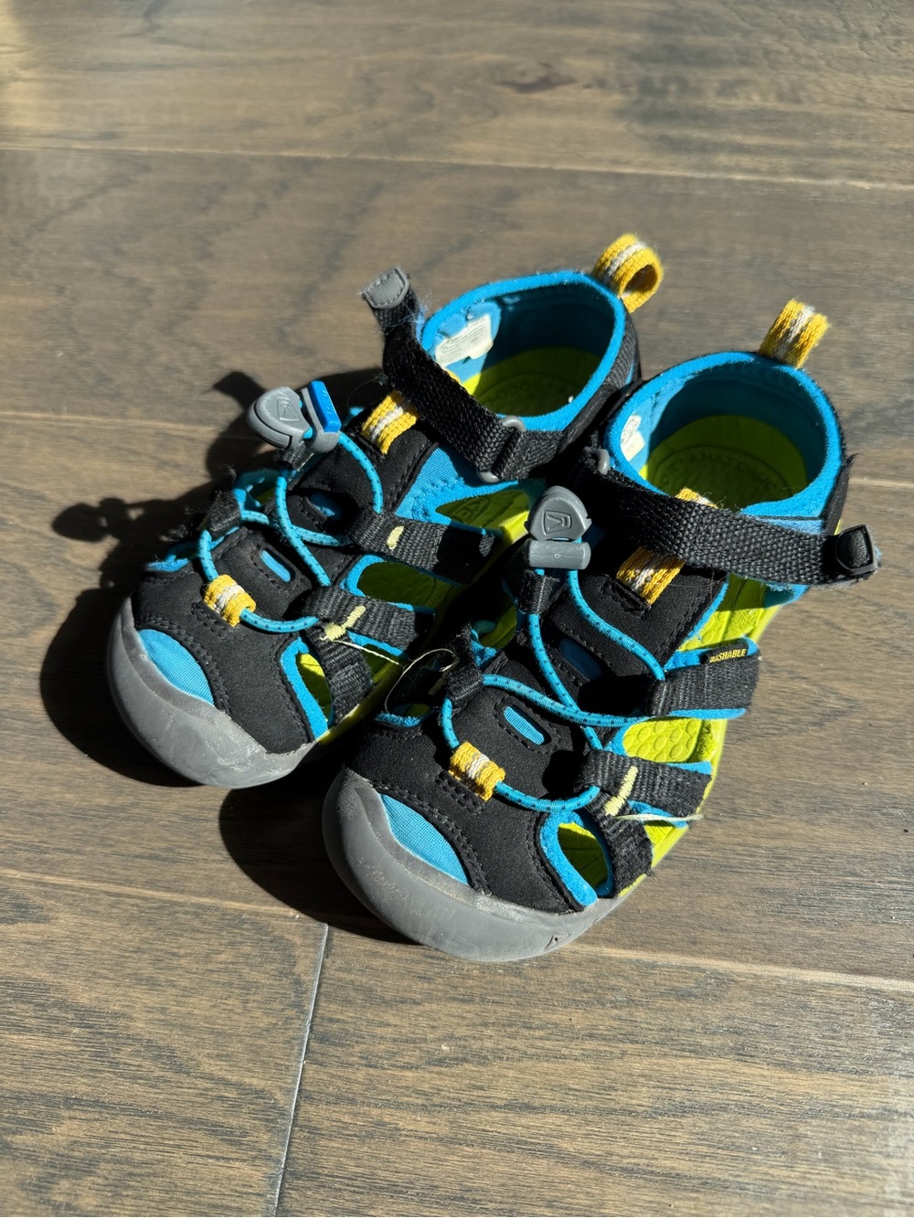 KEEN LITTLE KIDS SEACAMP II CNX SANDAL | BLACK/BRILLIANT BLUE